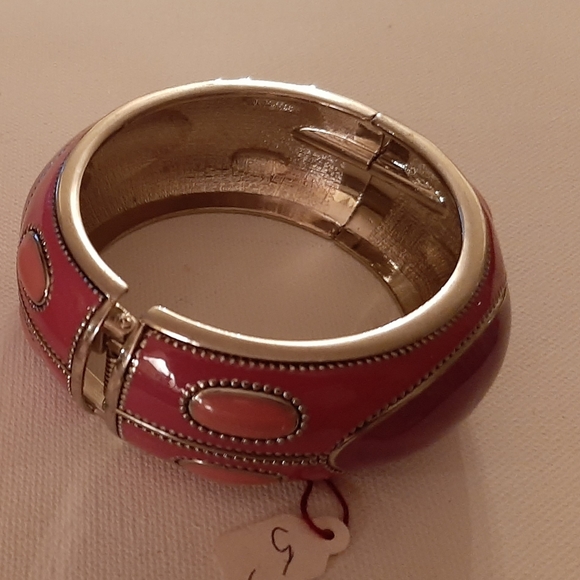 Cuff bracelets - Picture 2 of 3